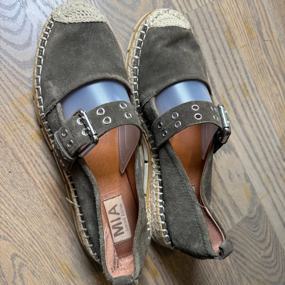 MIA Limited Edition Valery Olive Green Suede Grommet Espadrille Flats Mens 9